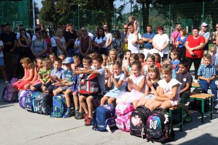 PRVI ŠOLSKI DAN CERKNICA 02 FOTO LJUBO VUKELIČ